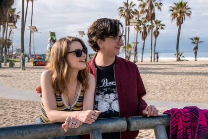 Gillian Jacobs y Paul Rust en Love
