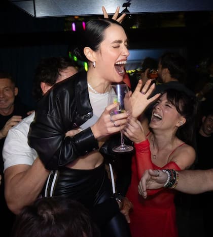En otro tramo del festejo, Nico Vázquez alzó a la actriz y cantante, que no pudo contener la risa