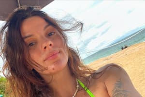 El accidentado día de playa de Gimena Accardi en Mar del Plata: “Claven bien la sombrilla”