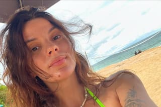 El accidentado día de playa de Gime Accardi en Mar del Plata: “Claven bien la sombrilla”