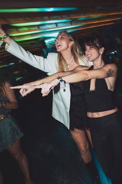 Gimena Accardi y Bernarda Cella, muy divertidas en la pista