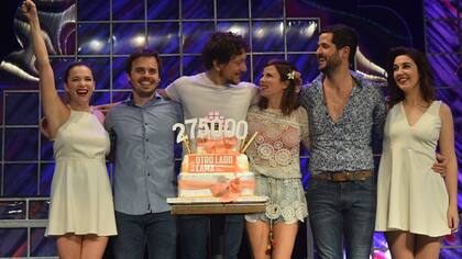 Gimena y Nico festejaron junto a sus compañeros de elenco
