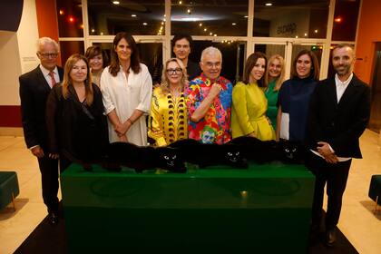 Giménez junto a miembros de la comisión directiva del Museo Moderno y de la Asociación Amigos del Moderno. La celebración tuvo como objetivo recaudar fondos para finalizar la puesta en valor de la Casa Heredia, propiedad donada por el artista Alberto Heredia en el año 2000 al Moderno, y que será inaugurada por la actual dirección del museo a cargo de Victoria Noorthoorn.