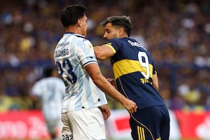 Boca y Racing pelean más de lo que juegan y la semifinal se interrumpe demasiado