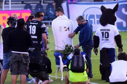 El sillón de Diego Maradona es adornado con claveles, antes del partido.