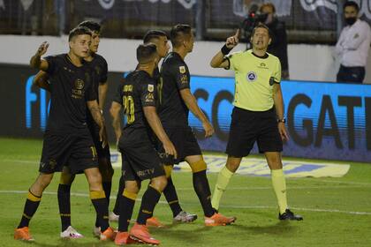 Talleres protesta a Germán Delfino: el juez cobró penal por una falta que ocurrió fuera del área del conjunto cordobés, y así propició el 2-0 de Gimnasia.