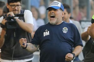 Gimnasia: cuando vuelva el fútbol, Maradona estará en el banco del Lobo