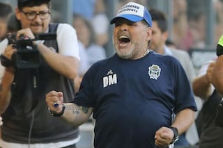Gimnasia: cuando vuelva el fútbol, Maradona estará en el banco del Lobo