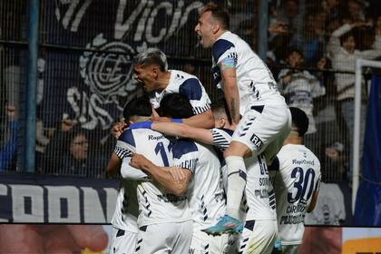 Gimnasia llegó a la cima de las posiciones con el triunfo ante Arsenal por 2 a 0