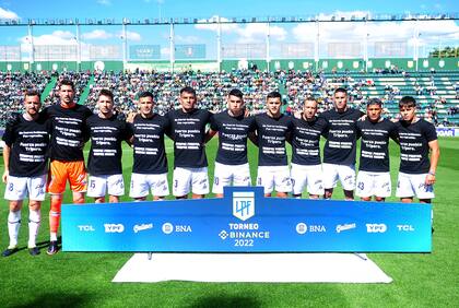 Gimnasia posó para la foto con una remera negra que llevaba un claro mensaje: "No fueron incidentes, fue represión" Fuerza pueblo Tripero. Siempre fuertes, siempre unidos".