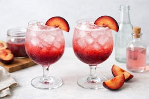 Gin tonic de ciruelas y rosas