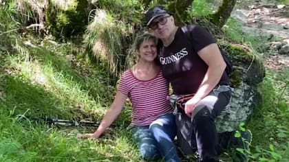 Gina Burke y el historiador italiano Paolo Pavoloni cuando la mujer se reencontró con el tesoro perdido (Fox 5 Atlanta)