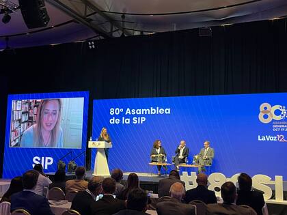 Gina Chua, editora de Semafor, uno de los medios nativos digitales que incentiva la relación directa entre periodistas y las audiencias