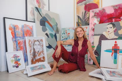 Gina frente a algunas de sus obras y retratos regalados por sus amigos artistas. “Me gusta trabajar en abstracto porque la mancha parece fácil, simple
a primera vista, pero la realidad es que para llegar a la mancha hay que lidiar con sentimientos y recuerdos que no siempre te ponen bien”, explica la
artista, que expondrá sus obras en la muestra colectiva “, explica