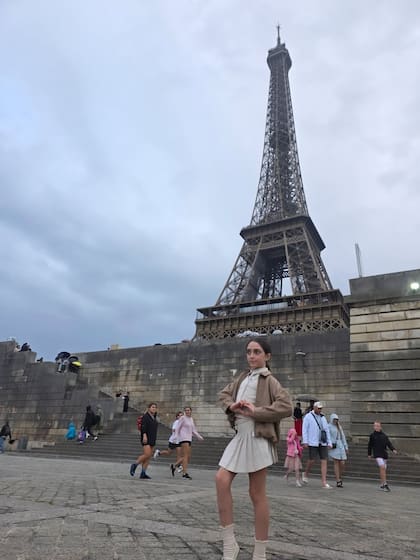 Gina frente a la Torre Eiffel (Foto: Instagram @emilia_att)
