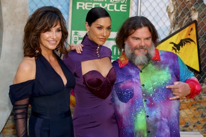 Gina Gershon y Janina Gavankar posaron junto a Jack Black para los flashes de los fotógrafos en la alfombra roja del evento