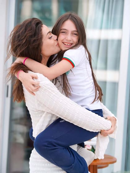 Gina, la hija de Emilia Attias y el Turco Naím cumplió 9 años y lo festejó cocinando con amigas