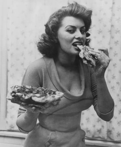 Sofia Loren comiendo pizza en 1954