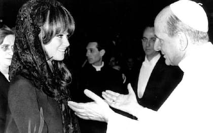 Claudia Cardinale y el papa Pablo VI en 1967