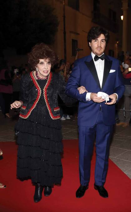 Gina Lollobrigida y su asistente personal, Andrea Piazzolla, el año pasado; el joven está siendo investigado por haber dilapidado la fortuna de la actriz