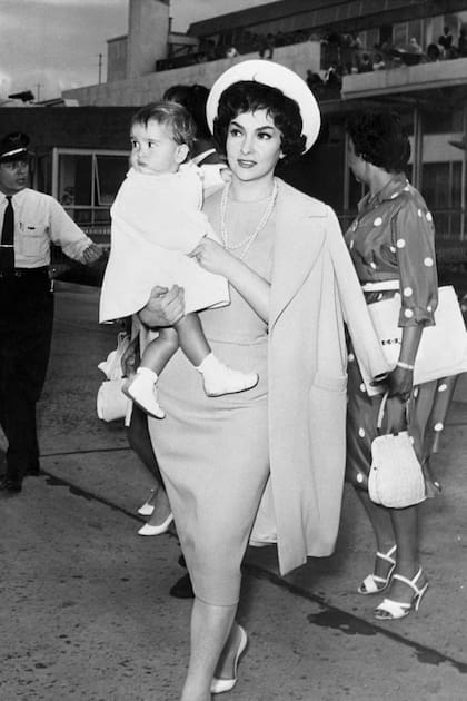 Gina –prototipo de la belleza italiana– con su hijo Milko en brazos arriba a Roma el 30 de septiembre de 1958.