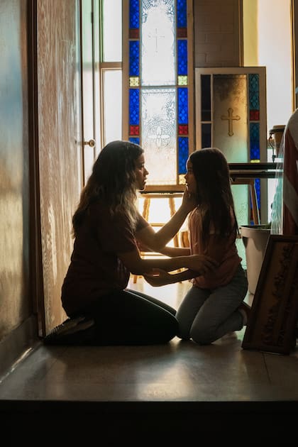 Gina Rodriguez y Ariana Greenblatt en Disomnia, el último estreno de Netflix