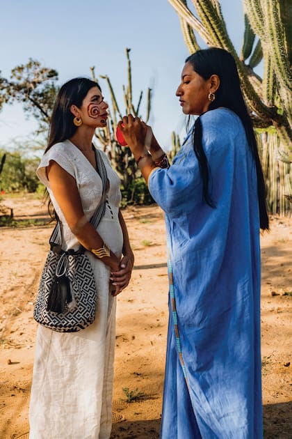 Gina Vargas de Roemmers
con la comunidad wayuú
en el desierto de la Guajira,
Colombia.