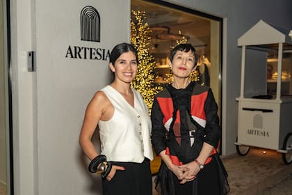 Gina Vargas de Roemmers y Ana Torrejón.