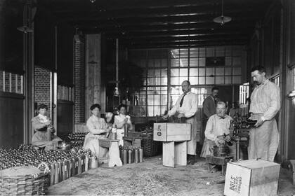 Embotellado de Bols, principios del siglo XX