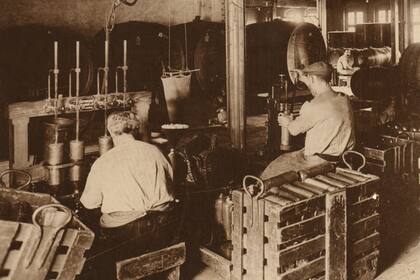 Trabajadores en destilería de Bols, principios de siglo XX