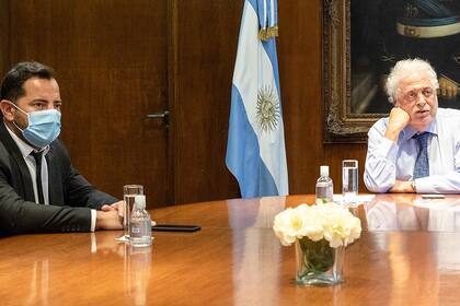 Ginés González García, ex ministro de Salud junto a Lisandro Bonelli, su sobrino quien figura entre la lista de los vacunados vip