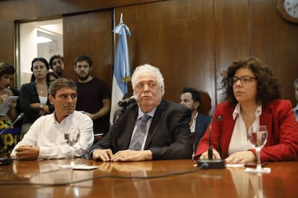 El ministro de Salud, Ginés González García, junto a Carla Vizzotti, secretaria de acceso a la salud, y Fernán Quirós, ministro de salud de la ciudad