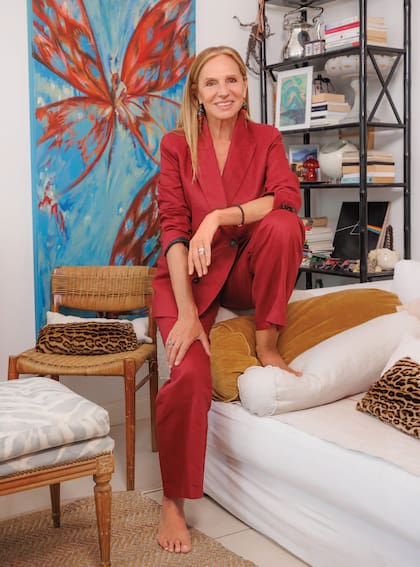 Ginette, multifacética, en un
rincón del living de su casa. Nos
cuenta que vuelve a subirse a un
escenario con la nueva obra de
José María Muscari, Doradas, el 19
de marzo en el Teatro Nacional
Cervantes. “Junto a otras cuatro
actrices nos juntamos con él el
año pasado, charlamos y con esas
entrevistas e improvisaciones
él las volcó a la inteligencia
artificial para darle forma a esta
obra performática. Me gusta
seguir apostando a lo nuevo, a lo
experimental”, adelanta