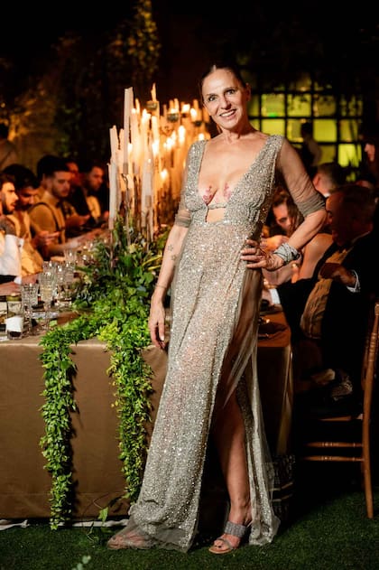 Ginette Reynal, con un sensual vestido con transparencias en el lateral.