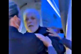 Ginés González García fue increpado en un avión cuando regresaba de Italia