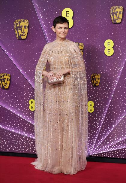 Ginnifer Goodwin apostó por un elaborado diseño con capa de Zuhair Murad confeccionado en gasa y entramado de joyería