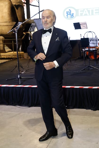 Gino Bogani llegó justo cuando comenzó el acto. El diseñador fue protagonista del recorrido por Colón Fábrica, donde se exhibe su trabajo de vestuario en "Un tranvía llamado deseo"