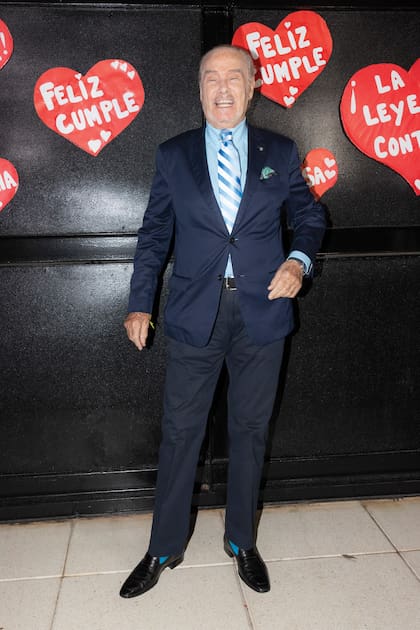 Gino Bogani posó en el portón principal, donde se veían carteles con frases como “la leyenda continúa".