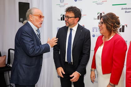 Gino Bogani saluda a los anfitriones, el embajador Fabrizio Lucentini y su esposa, Daniela Simoncelli