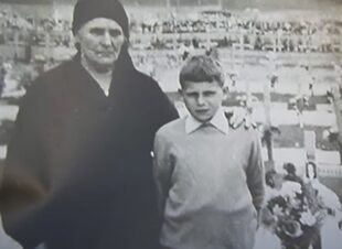 Gino con su abuela, luego de la tragedia, en el cementerio de Longarone