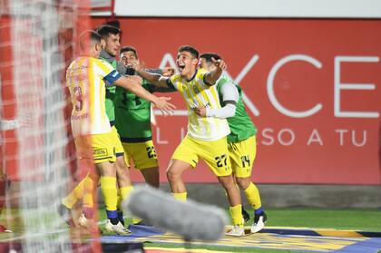 Gino Infantino celebra uno de los dos goles que marcó para Rosario Central ante Estudiantes en La Plata
