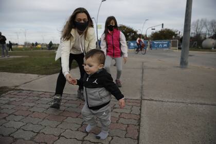 Gino junto a su mamá Carolina y su hermana Francisca