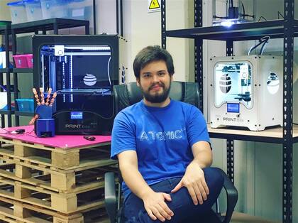 Gino Tubaro: El emprendedor argentino trascendió las fronteras con las prótesis de manos para chicos que fabrica en impresoras 3D