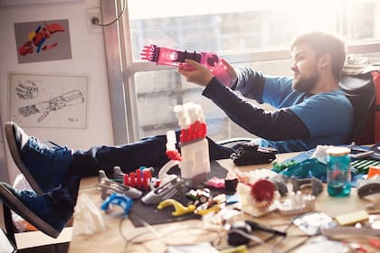 Gino Tubaro en su oficina de Atomic Lab, en Parque Patricios