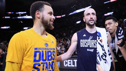 Ginóbili con Curry al finalizar el partido