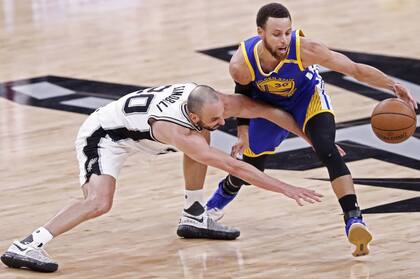 Ginóbili contra Curry, en la final de conferencia del año pasado, donde los Warriors vencieron 4-0 a los Spurs