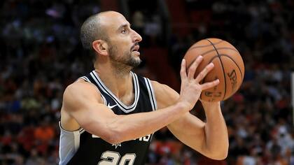 Ginóbili prepara el lanzamiento; el argentino anotó 14 puntos en otro éxito de los Spurs