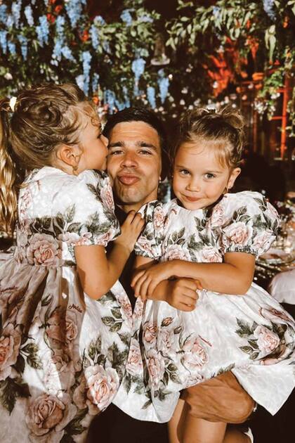 Gio con sus hermanas menores en un postal llena de ternura.