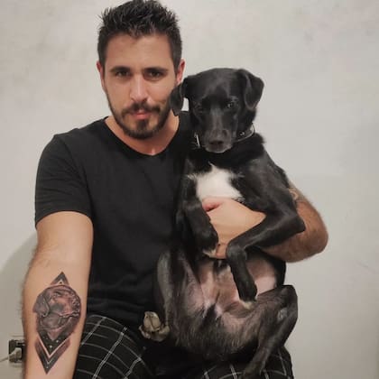 Gio -representado en el tatuaje- que dio inicio en la familia de Lucas a la hermosa obra de rescatar perros de la calle y darles un hogar.