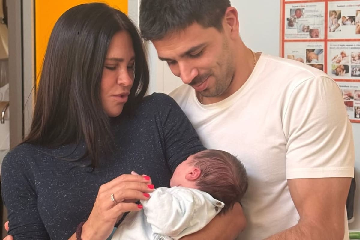A família de Simeão cresceu. Giovanni se tornou pai e compartilhou a primeira foto do bebê com Carolina Baldini.